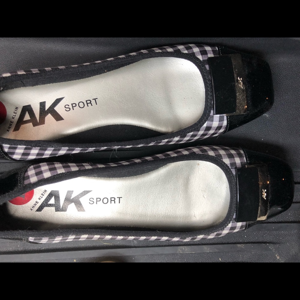 Size 10 great Anne Klein flats!